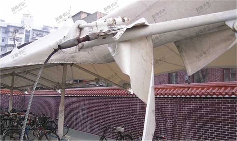 非機(jī)動車棚生銹.png